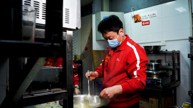 在后厨忙碌做饭劳作