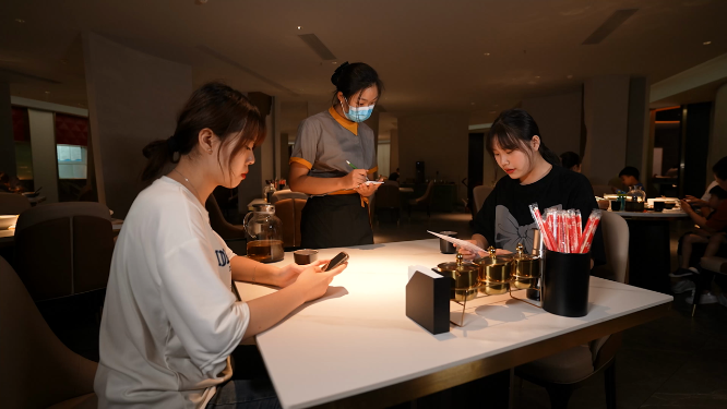 享用美食的近景拍摄