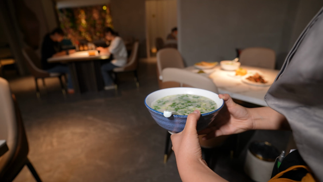 高档西式餐厅服务员上菜
