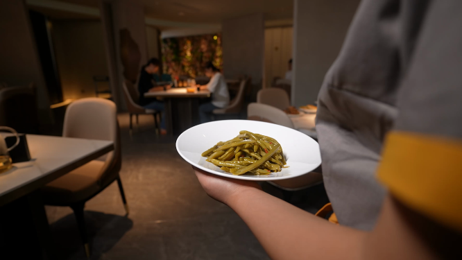 高档西式餐厅服务员上菜