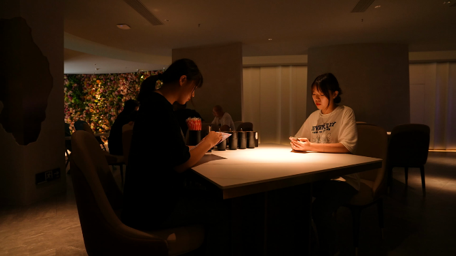 顾客坐在高档餐厅里
