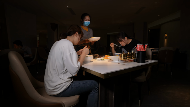 享用美食的近景拍摄