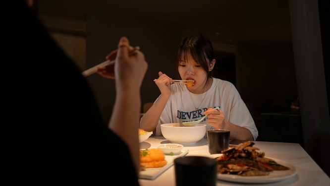 享用美食的近景拍摄