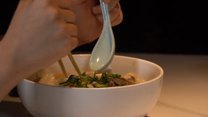 享用美食的近景拍摄
