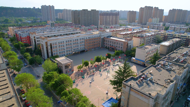 航拍河南三门峡市实验小学场景 