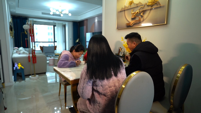 一家三口在家里吃饭