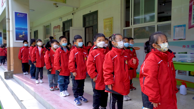 河南三门峡市实验小学学生排队场景拍摄