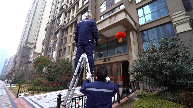 小区内工人进行维修