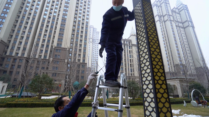 小区内工人进行维修