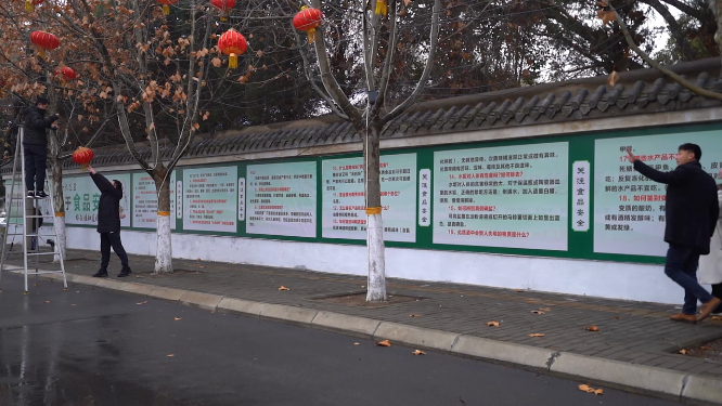 春节时居民在小区里散步