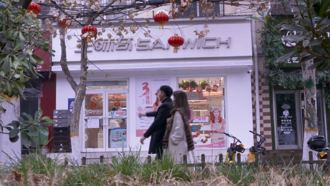 春节时居民在小区里散步