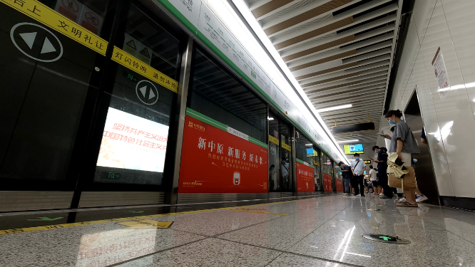 河南洛阳城市地铁站人流