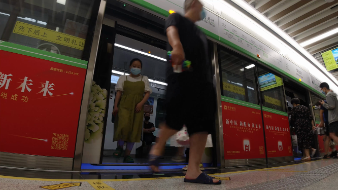 河南洛阳城市地铁站人流