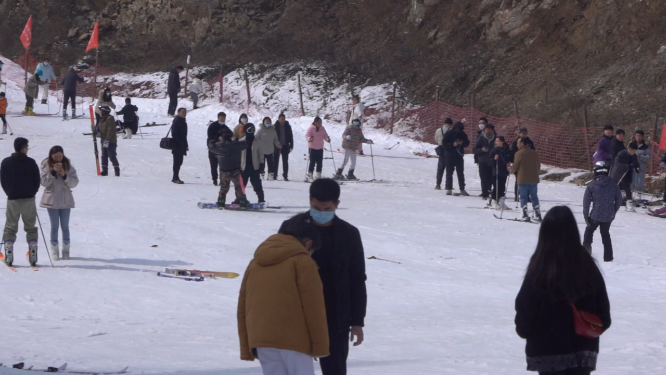 雪场上运动的场景拍摄