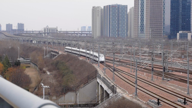 河南城市轨道高铁进站