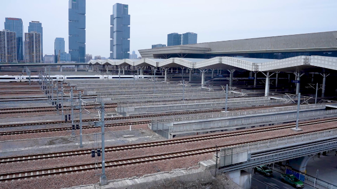 河南城市轨道高铁进站