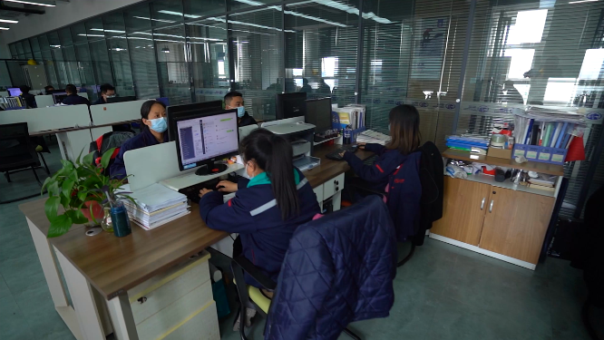 工厂内部员工认真工作场景拍摄