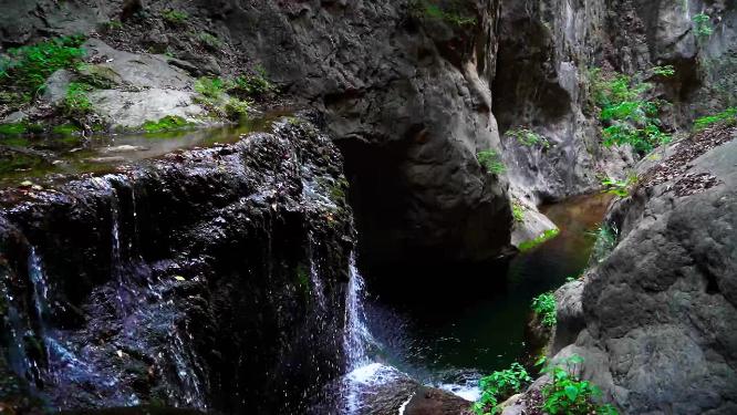 山间流水