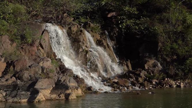 山间流水