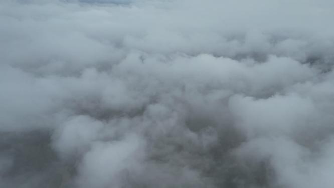 高空云层穿梭穿云