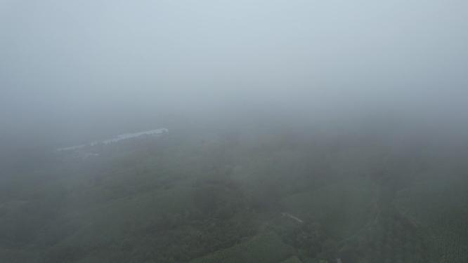 高空云层穿梭穿云