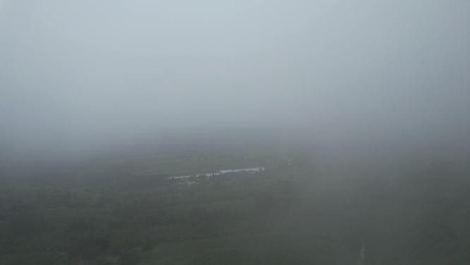 高空云层穿梭穿云