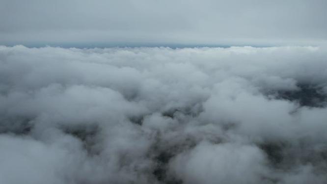 高空云层穿梭穿云