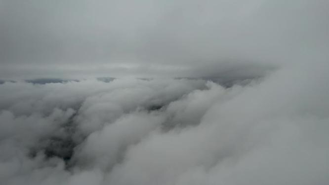 高空云层穿梭穿云