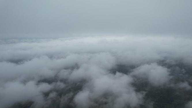 高空云层穿梭穿云