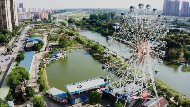 航拍城市游乐场摩天轮