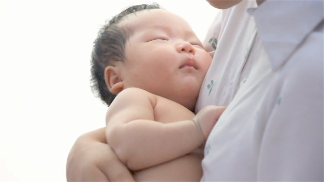 亚洲女性哄睡婴儿