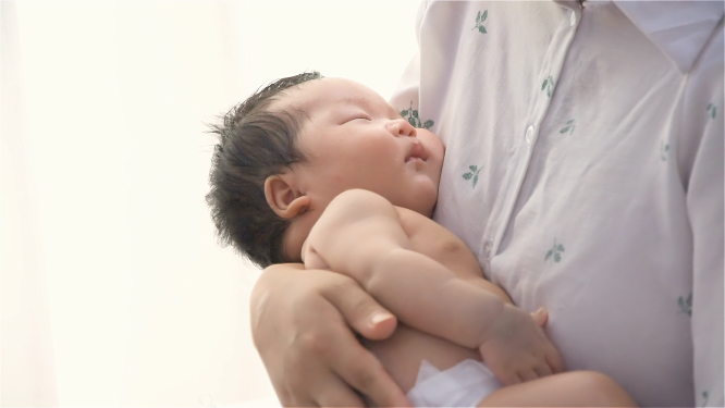 亚洲女性哄睡婴儿