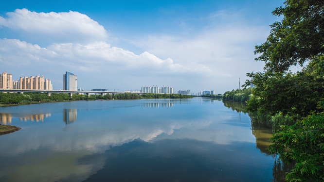 城市湖水面高楼倒影风光延时摄影