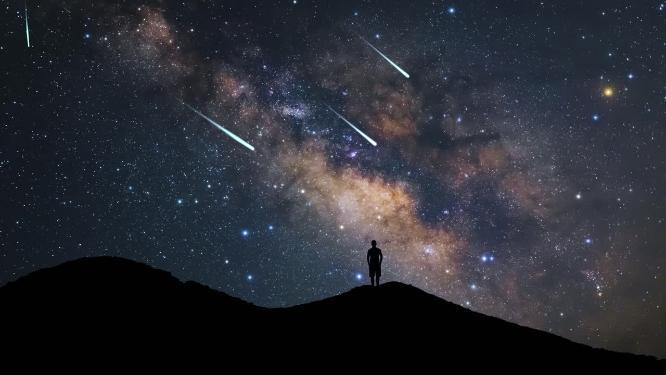 一个人仰望星空流星雨夜景