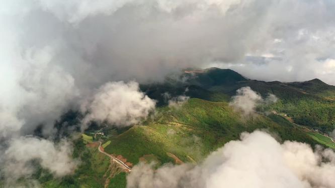 航拍云海下的山村