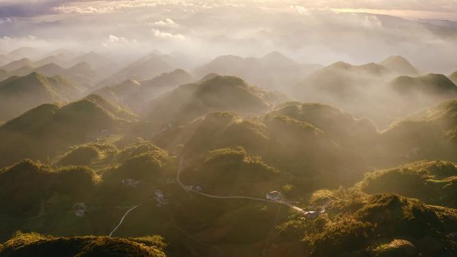 清晨雾气山川美景