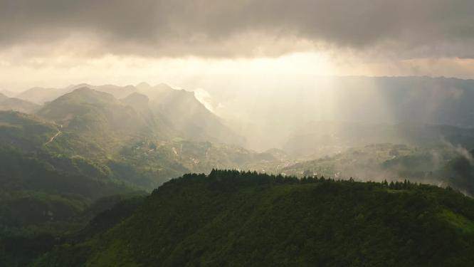 航拍山川峡谷丁达尔效应