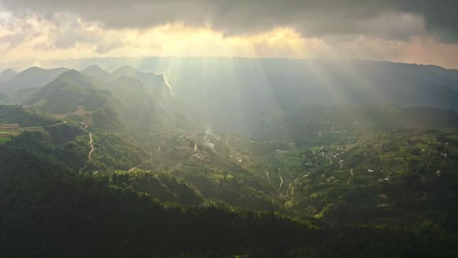 航拍山川峡谷丁达尔效应