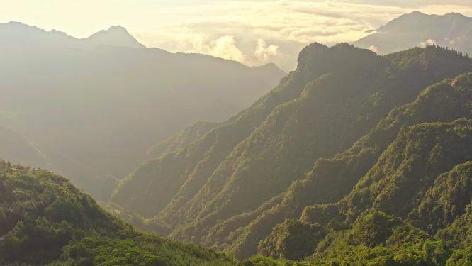 航拍山川峡谷丁达尔效应