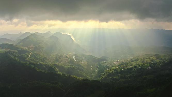 航拍山川峡谷丁达尔效应