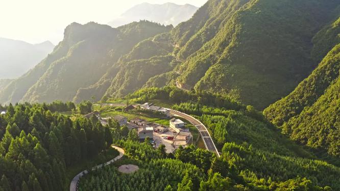 航拍山川峡谷丁达尔效应