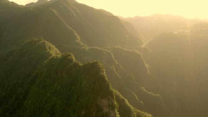航拍山川峡谷丁达尔效应