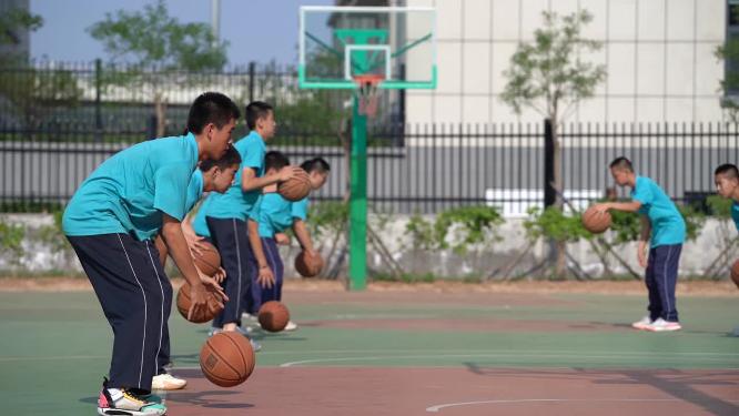 中学生篮球课训练比赛