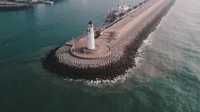 4K航拍青岛奥帆中心的海边灯塔