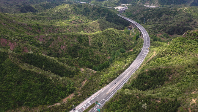 大气山谷高架桥特写航拍