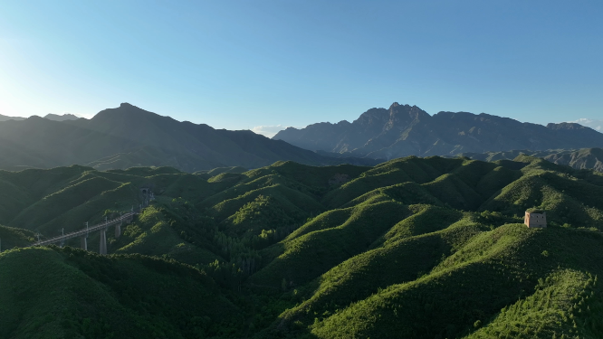 重峦叠嶂高架桥长城航拍