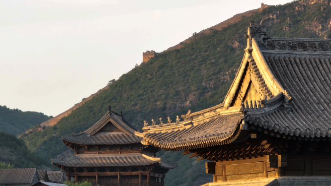 长城下传统建筑夕阳