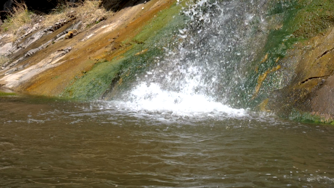 山涧湍急水流