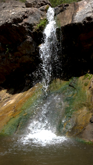 山涧湍急水流