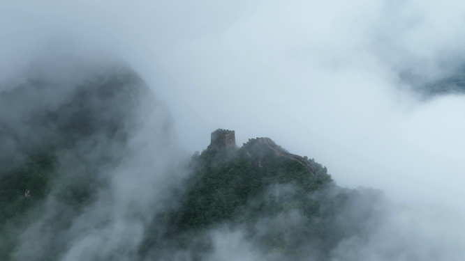朦胧云雾长城山巅烽火台